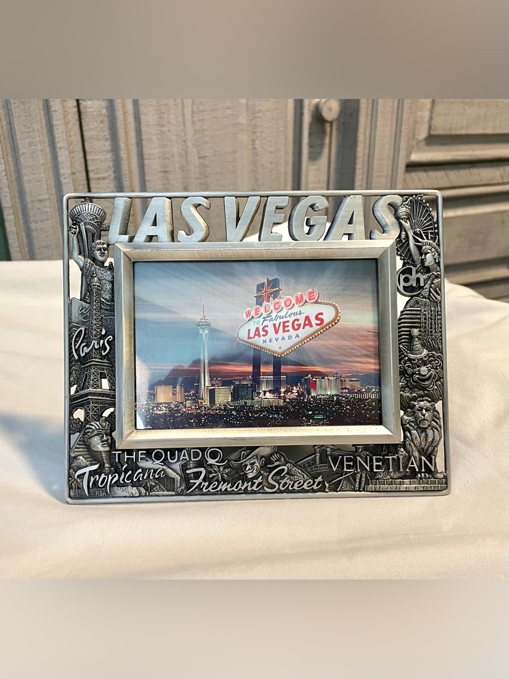 *VINTAGE* Las Vegas Frame - Silver Tone - Holds 3.5" x 5" Pic - Landscape